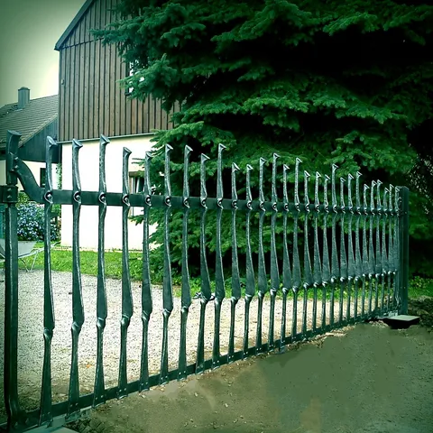 Einfahrtstor handgeschmiedet